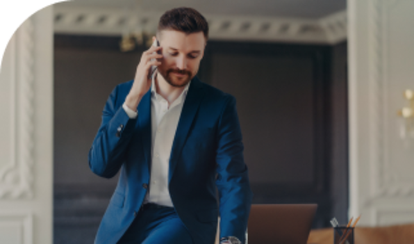 serious businessman talking on phone while sitting destacado